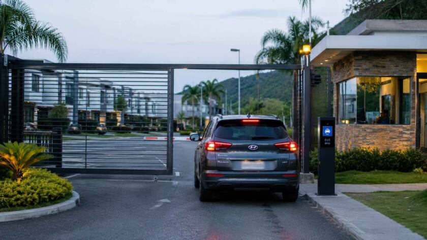 Portón metálico automatizado para urbanización instalado por Puertas Lirsa en Ecuador