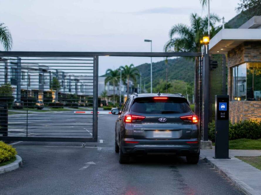 Portón metálico automatizado para urbanización instalado por Puertas Lirsa en Ecuador