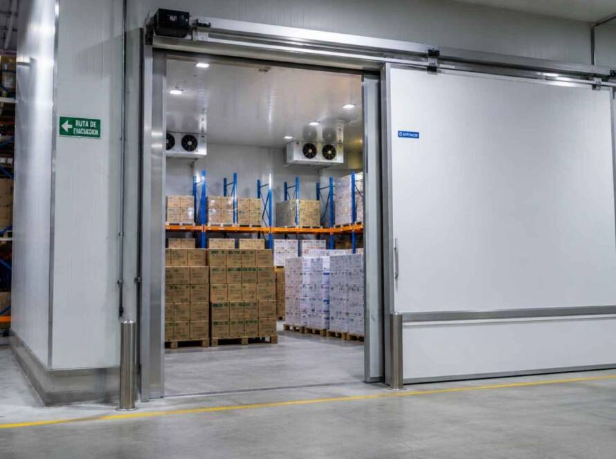 Puerta térmica industrial instalada por Puertas Lirsa en Ecuador